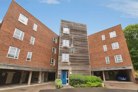 2 bed property, in Langdon House, £175,000