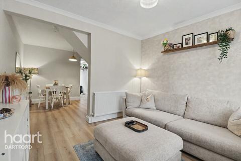 2 bed property, in Waldeck Road, £325,000