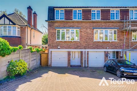 3 bed property, in Slades Hill, £600,000