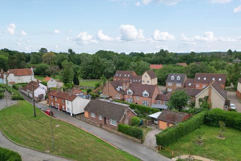 4 bed property, in Old Becclesgate, £270,000