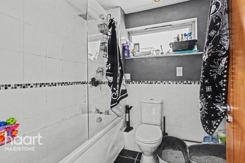1 bed property, in Orchard Street, £150,000