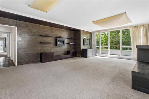 3 bed property, in Queens Gate Gardens, £1,600,000