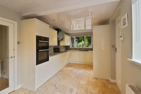 4 bed property, in Woodfoot Road, £450,000