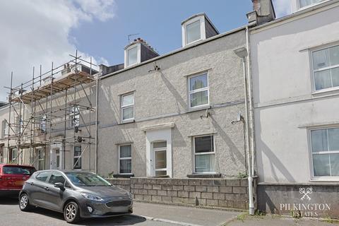 2 bed property, in Charlotte Street, £110,000