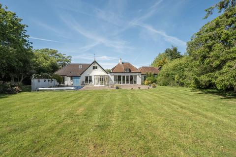 6 bed property, in Main Road, £1,350,000