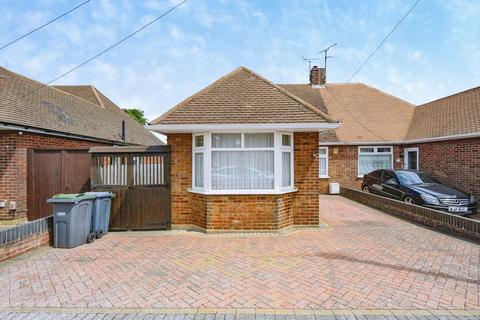 2 bed property, in Abingdon Road, £300,000