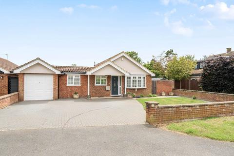 2 bed property, in Portland Close, £525,000