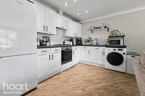 2 bed property, in Clockhouse Way, £190,000