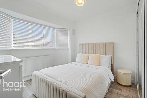 3 bed property, in Sedgemoor Drive, £450,000
