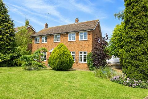 5 bed property, in Grange Close, £900,000