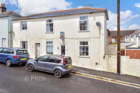 2 bed property, in South Street, £75,000