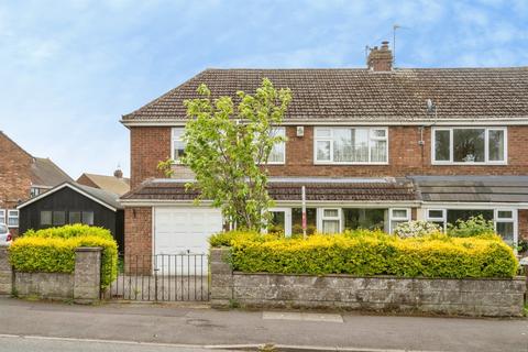 4 bed property, in Willoughby Road, £135,000