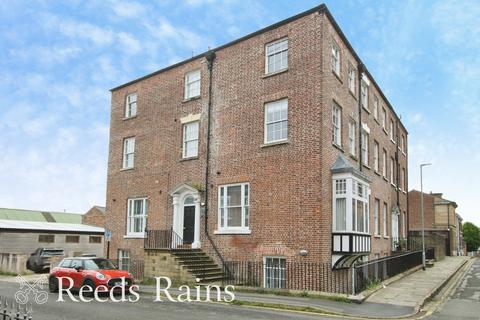 2 bed property, in Bridge Street, £175,000