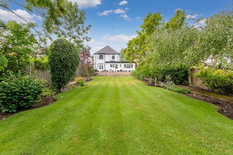 3 bed property, in Quaves Road, £900,000