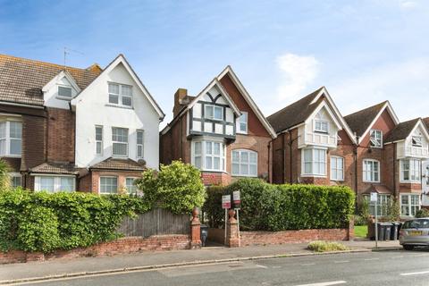 2 bed property, in Cantelupe Road, £170,000