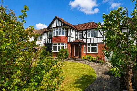 4 bed property, in Bassett, £650,000
