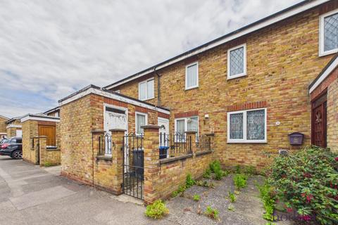 3 bed property, in St. Anns Close, £400,000