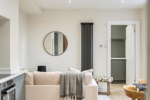 2 bed property, in Catford Hill, £450,000