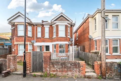 1 bed property, in Wilton Avenue, £170,000