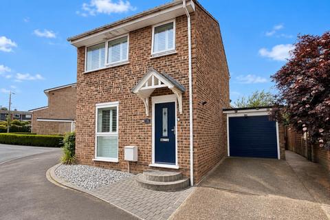 3 bed property, in Bedford Close, £315,000
