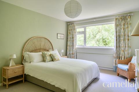 3 bed property, in Meadow Park, £475,000
