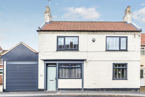 4 bed property, in Vicarage Road, £400,000