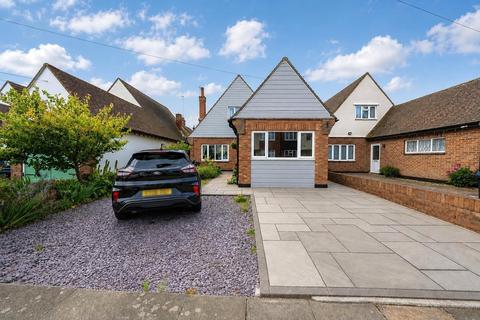 2 bed property, in Tickfield Avenue, £400,000