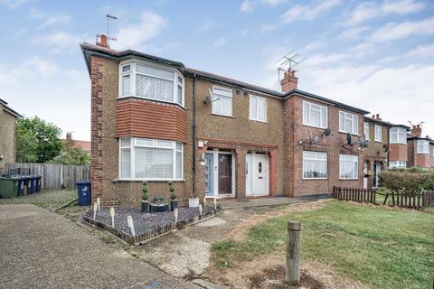 2 bed property, in Whitton Avenue West, £275,000