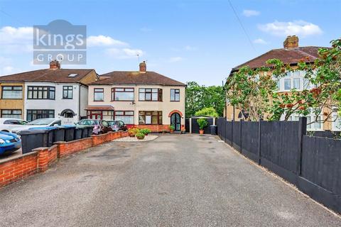3 bed property, in Paternoster Close, £525,000