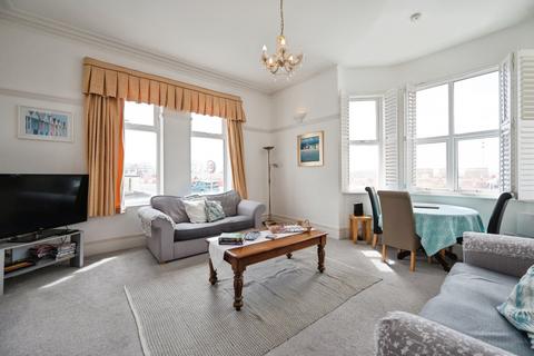 1 bed property, in South Parade, £200,000