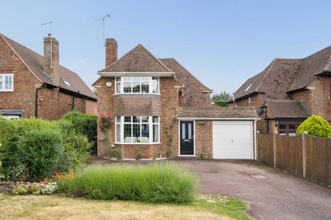 4 bed property, in Holtspur Close, £899,999