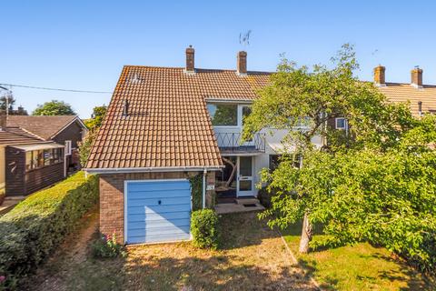 4 bed property, in Downs Road, £600,000