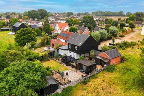 4 bed property, in Beccles Road, £475,000