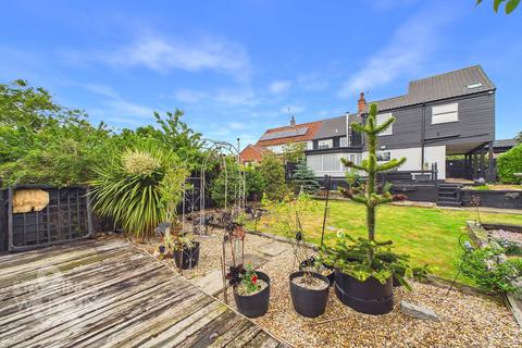 4 bed property, in Beccles Road, £475,000