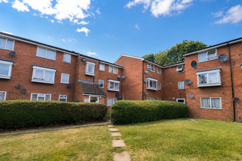 2 bed property, in Evergreen Way, £230,000