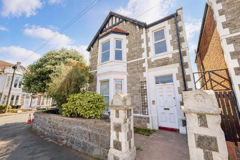 3 bed property, in Clifton Road, £175,000
