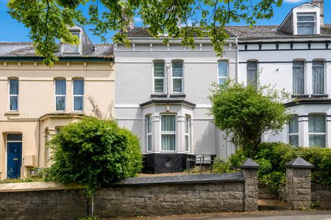 6 bed property, in Alexandra Road, £315,000