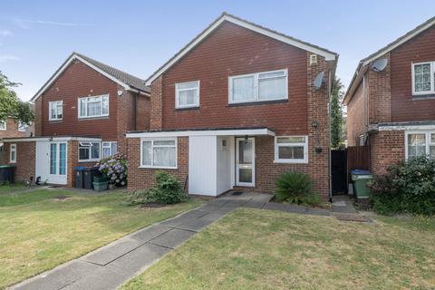 5 bed property, in Kingswood Close, £670,000