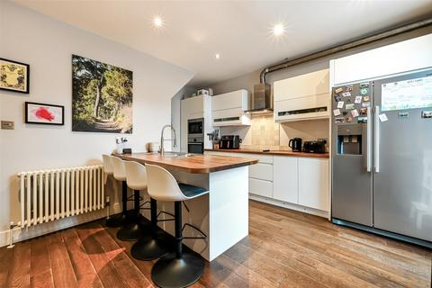 4 bed property, in Fortescue Road, £850,000