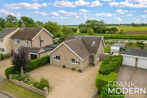 3 bed property, in Eastgate, £450,000