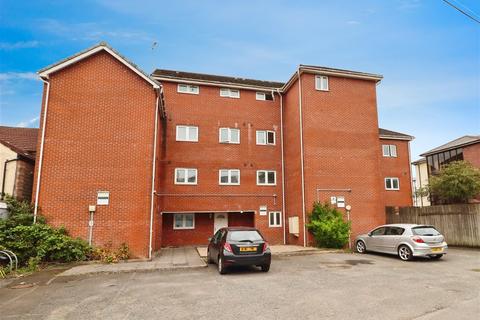1 bed property, in Broadway, £60,000