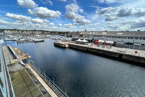 1 bed property, in Dock Head Road, £160,000