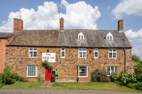 3 bed property, in Upper Brailes, £700,000