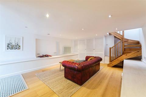 1 bed property, in Spinning Path, £180,000