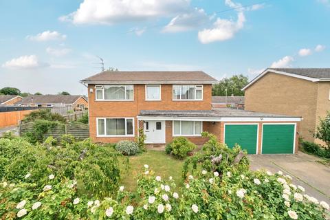 4 bed property, in Chestnut Avenue, £320,000