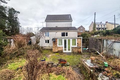 2 bed property, in Ammanford SA18, £10,000