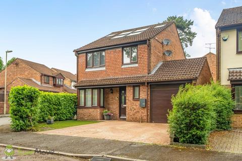 5 bed property, in Brackenwood Drive, £575,000