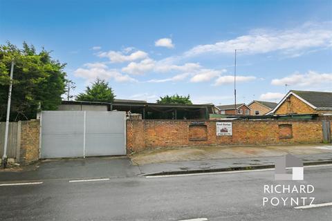 Land, in Somnes Avenue, £250,000