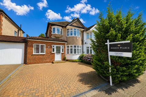 4 bed property, in Lulworth Drive, £759,500