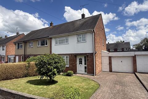 3 bed property, in Clays Lane, £240,000